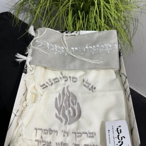 טלית צמר רקומה עם עטרה