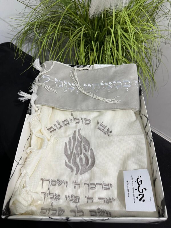 טלית צמר רקומה עם עטרה