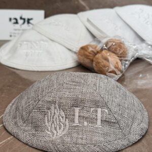 כיפת פשתן רקמת ראשי תיבות