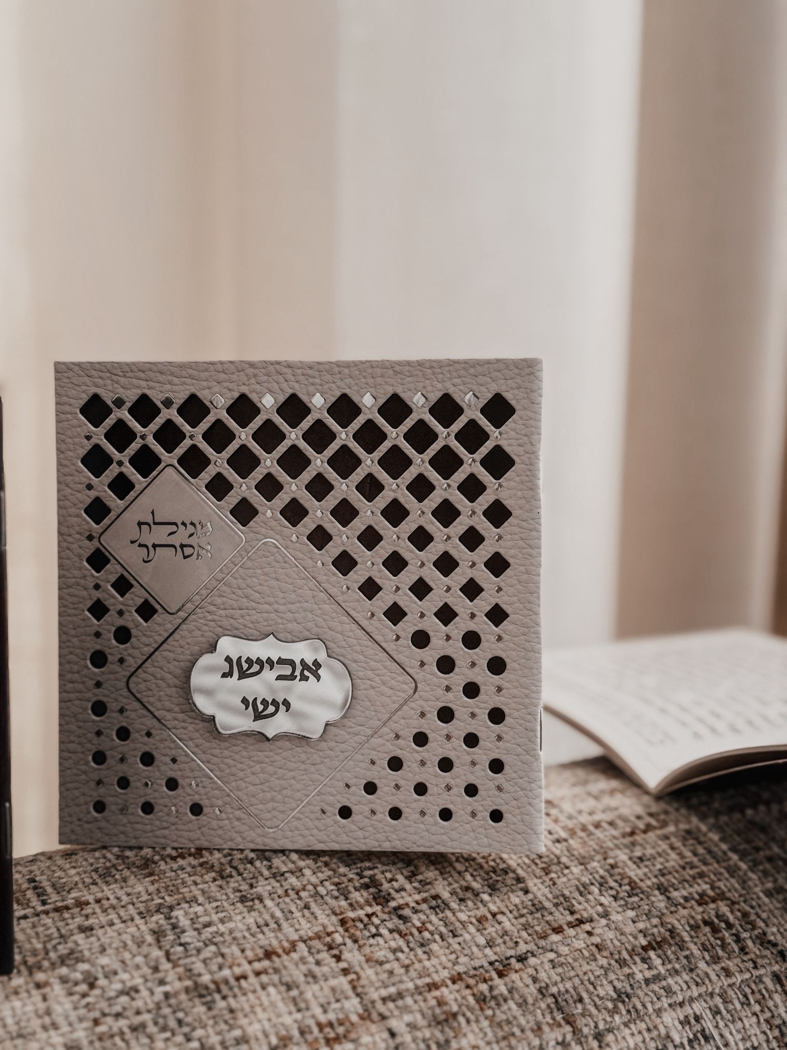 מגילת אסתר מעוטרת צבע לבן