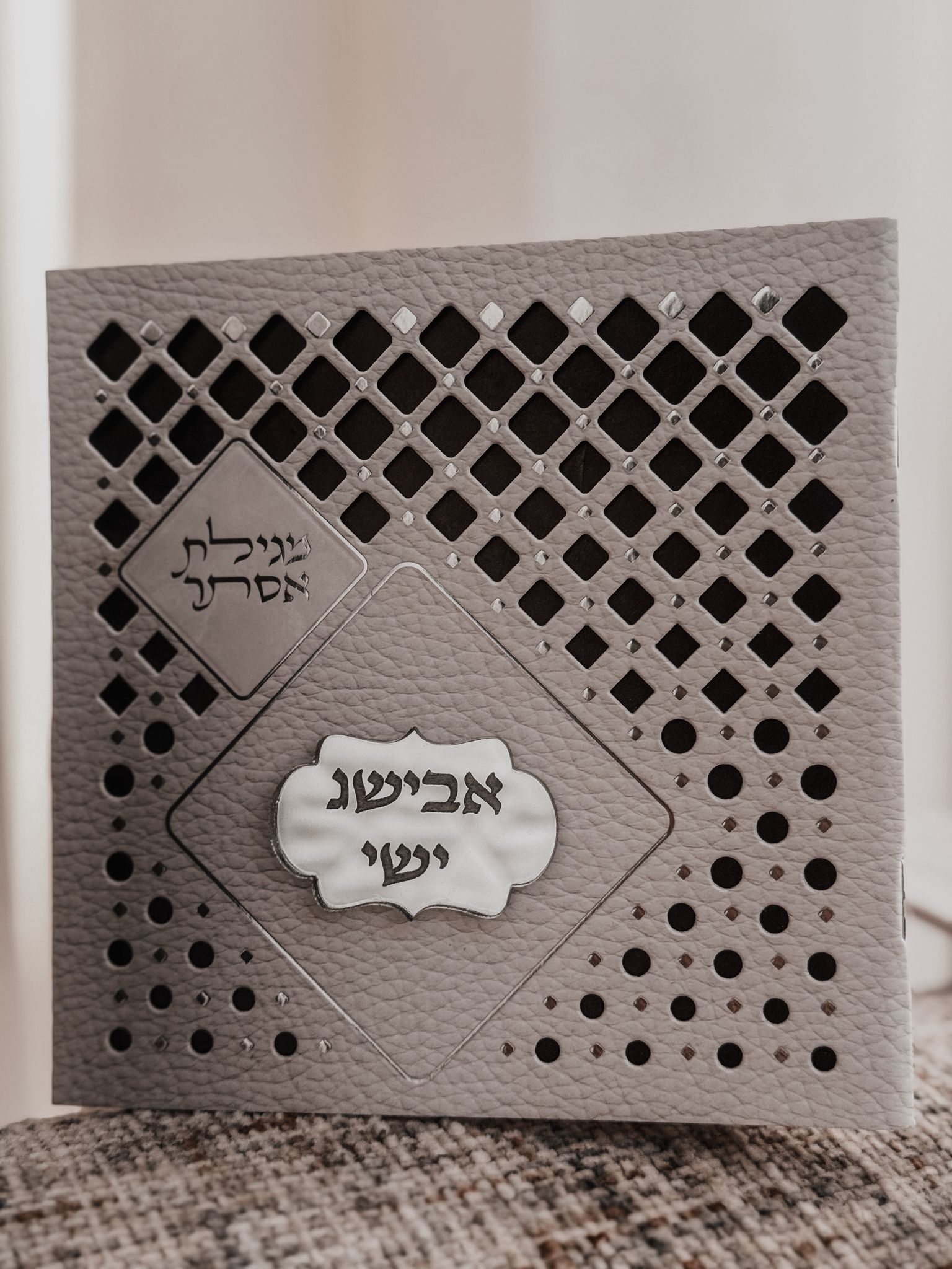 מגילת אסתר מעוטרת צבע לבן – תמונה 2