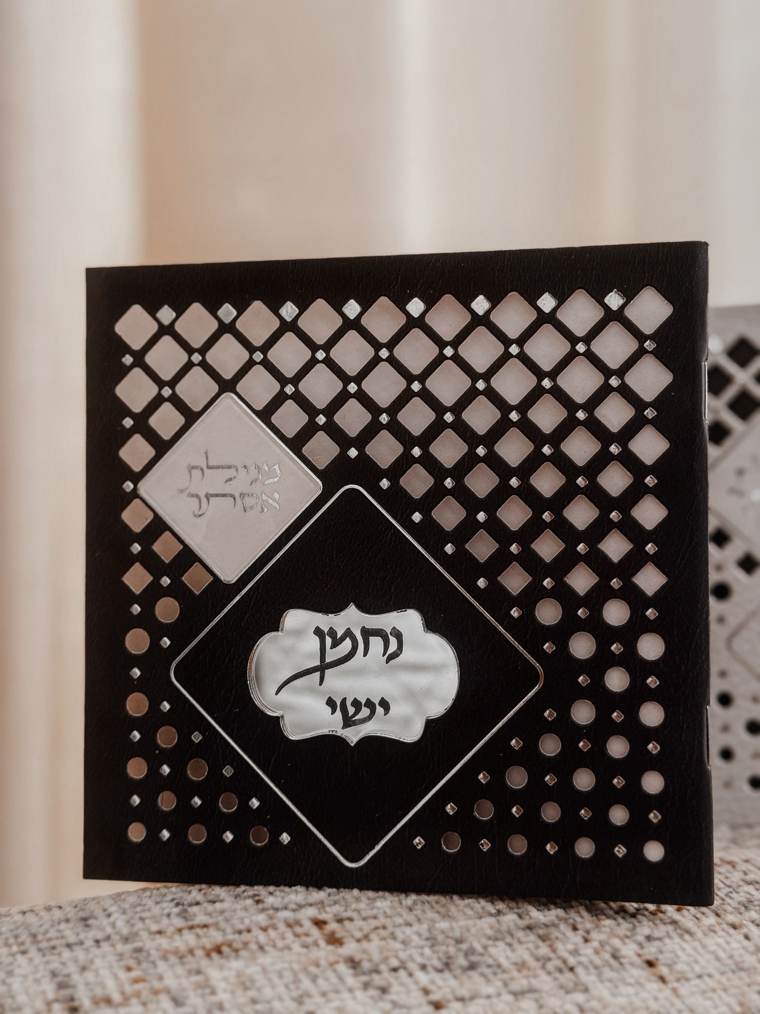 מגילת אסתר מהודרת עם שם {גוון שחור}