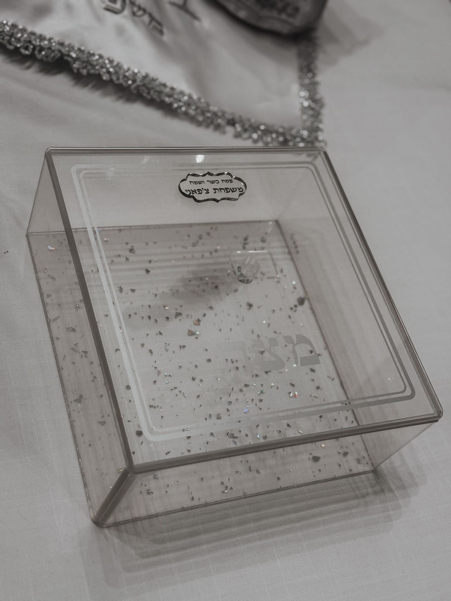 קופסת מצה נגיעות כסוף ממותגת – תמונה 2